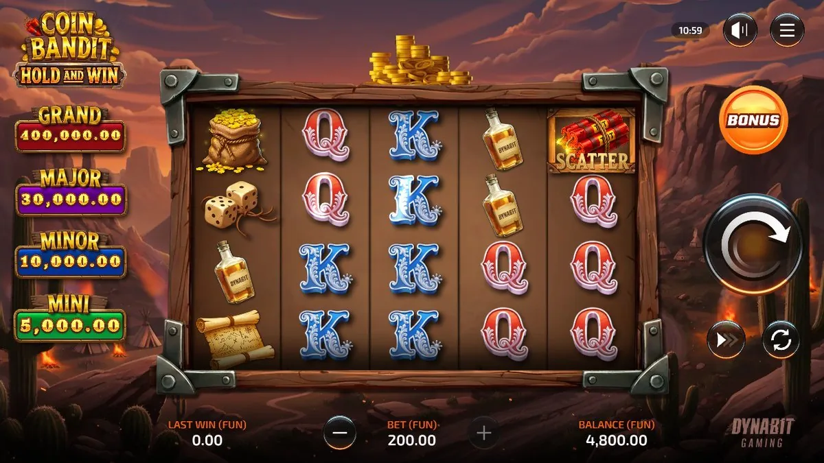 Het basisspel in de canyon: geldzak, dobbelstenen en whiskyflessen tussen de Q's en K's, met het dynamiet (SCATTER) rechtsboven en de jackpotladder links in beeld.