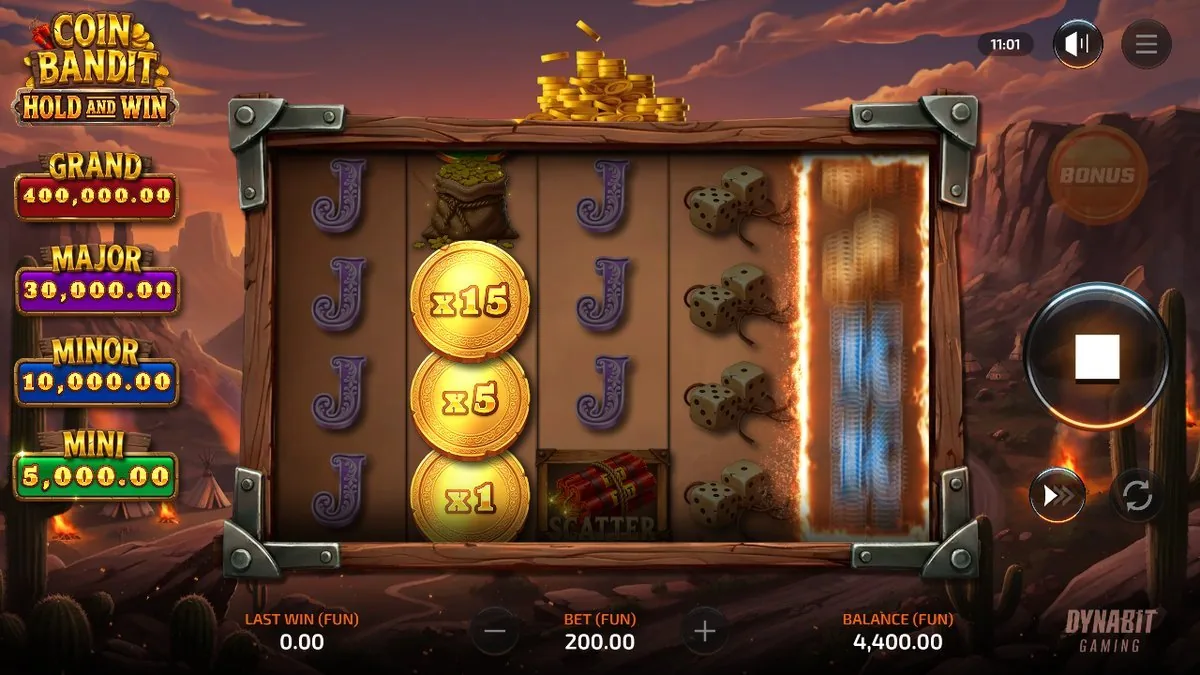 De muntfeature loopt: een kolom gouden munten toont x15, x5 en x1 terwijl een rol in vuur-en-vlam doordraait. Dit is het moment waar de hele kast naartoe werkt.