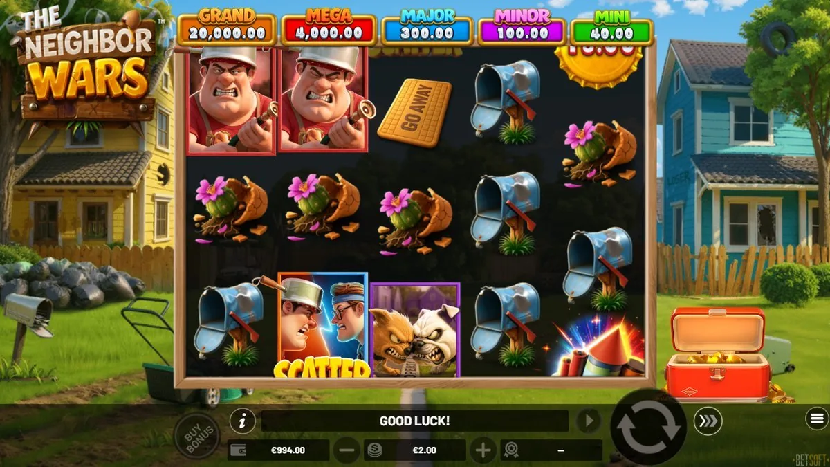 Het basisspel met de jackpotladder bovenin (GRAND 20.000, MEGA 4.000, MAJOR 300, MINOR 100, MINI 40). Blauwe brievenbussen, een 'GO AWAY'-mat en de scatter met de vechtende buren.