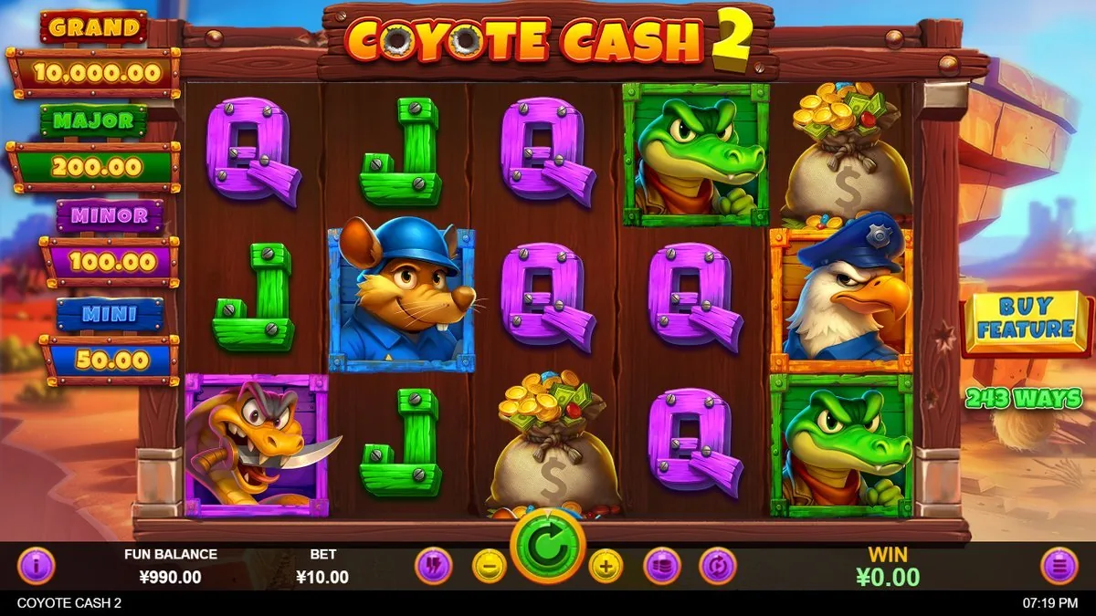 Het basisspel: links de volledige jackpotladder (GRAND ¥10.000 tot MINI ¥50), rechts de Buy Feature-knop en '243 WAYS'. Krokodil, adelaar-agent en geldzakken tussen de houten letters.