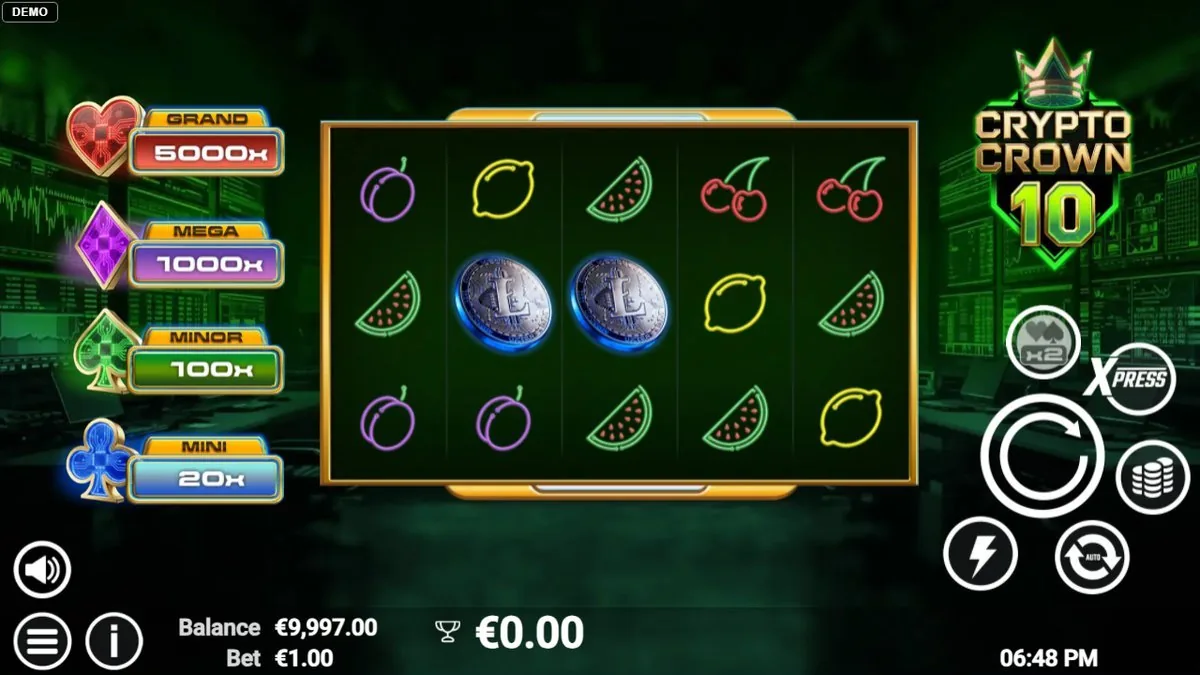 Het 5×3-raster met neon-fruit en twee blauwe Litecoin-munten. Links de vier kaartkleur-jackpots van MINI 20× tot GRAND 5.000×. Inzet €1,00, winteller €0,00.