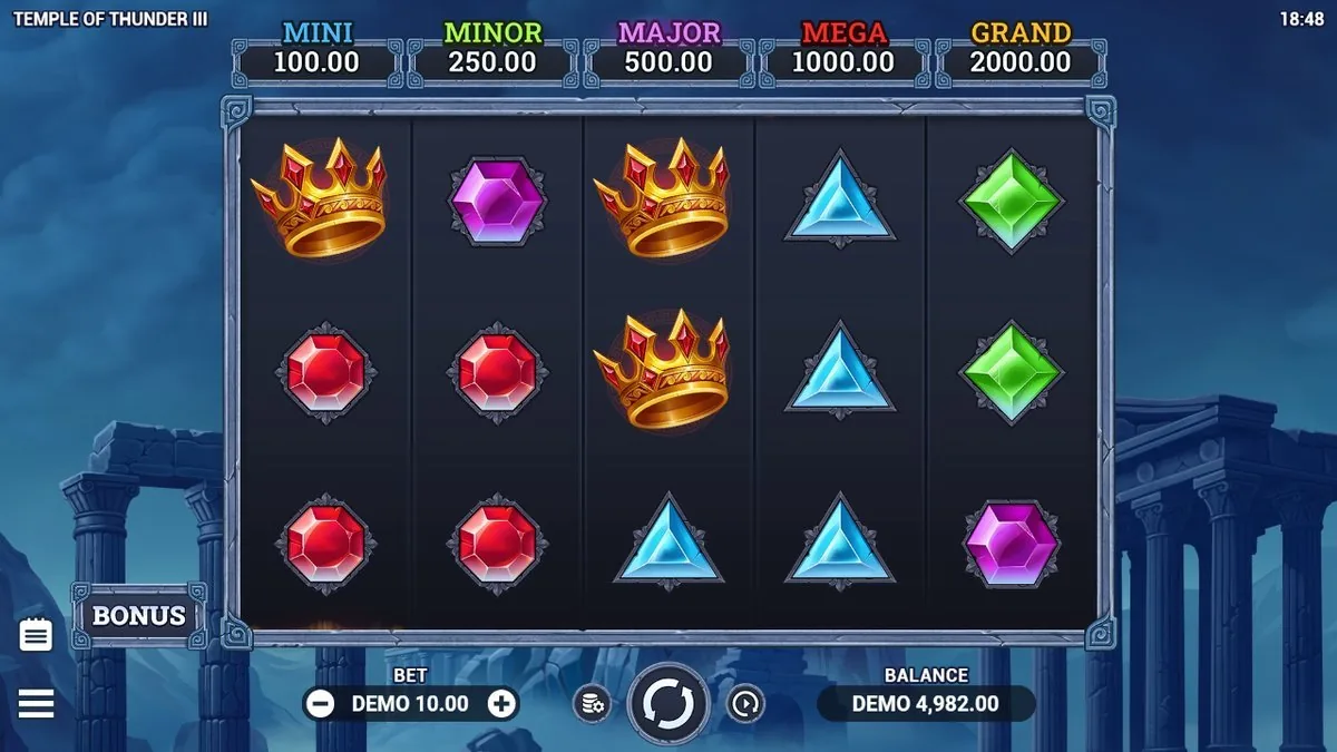 Het basisspel op 5×3: edelstenen en gouden kronen, met bovenaan de jackpotladder van MINI tot GRAND. Zo ziet het draaien eruit tot de bonus komt.