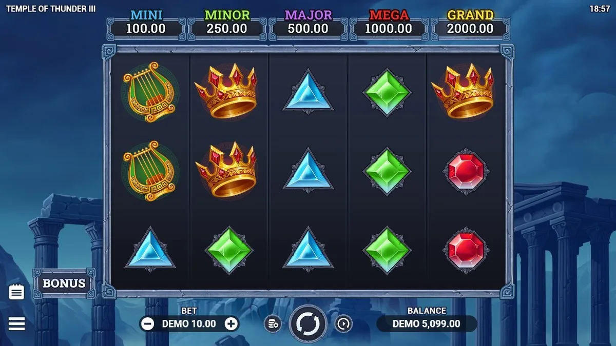 Een rustiger raster met de lier, kronen en gestapelde driehoeken en ruiten. De Bonus-knop links wacht op drie poorten om de free spins te openen.