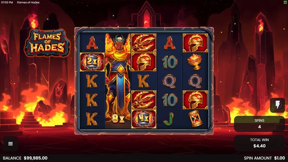 Gratis ronde, spin 4: de vlammende Hades-god dijt uit over rol 2 en overal poppen vermenigvuldigers op — 2x, 4x en onderin 8x. Totale winst tot dan: $4,40.